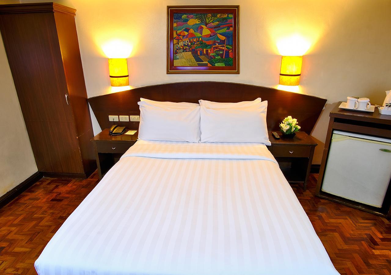 Fersal Hotel - Манила Экстерьер фото